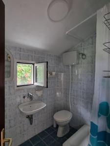 苏托莫雷Cozy House Haj Nehaj的一间带水槽和卫生间的浴室以及窗户。
