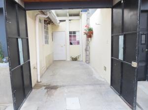 ChimaltenangoCOZY Fully equipped private apartment的一座建筑的空走廊,有黑色的门
