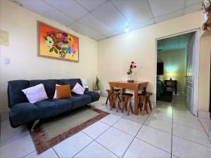 ChimaltenangoCOZY Fully equipped private apartment的客厅配有蓝色的沙发和桌子