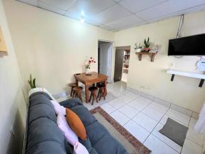 ChimaltenangoCOZY Fully equipped private apartment的客厅配有蓝色的沙发和桌子