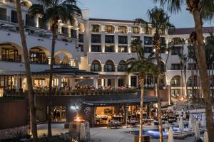 圣何塞德尔卡沃Hilton Los Cabos的一座楼前有棕榈树的酒店