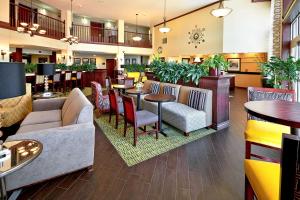 盐湖城盐湖城中心汉普顿酒店的大堂,设有桌椅
