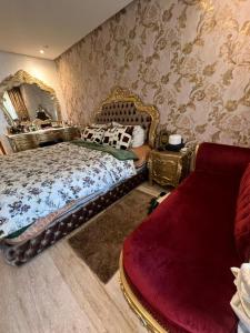 达布阿扎Tamaris (Dar bouaaza)的一间卧室配有一张大床和一张沙发