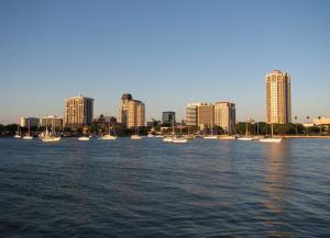 圣彼得堡Hilton St. Petersburg Bayfront的一群船在一大片水中