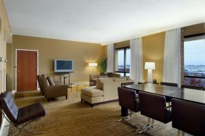 伍德森特瑞斯圣路易斯机场希尔顿酒店的客厅配有沙发和桌椅