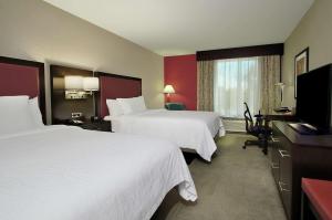 圣罗莎索诺玛郡机场希尔顿花园酒店的酒店客房设有两张床和一台平面电视。