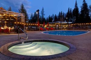 特拉基Hampton Inn & Suites Tahoe-Truckee的庭院中央的热水浴池
