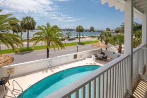 圣奥古斯丁希尔顿圣奥古斯丁历史海湾酒店的从度假村的阳台上可欣赏到游泳池的景色