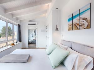 阿尔啼Hostal Perla Blanca Altea的白色的卧室设有白色大床和窗户