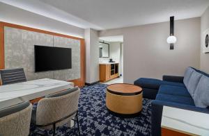 华盛顿Embassy Suites by Hilton Washington DC Convention Center的客厅配有蓝色的沙发和电视