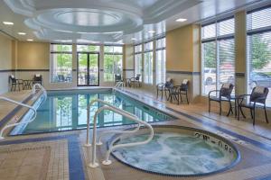 米西索加多伦多西机场/密西沙加希尔顿花园酒店的在酒店客房内的游泳池设有热水浴池