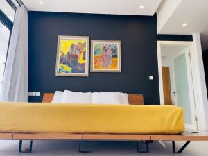 蒙特哥贝Apt 6ix - Modern and Airy @ Paradise Bay的卧室配有一张大床,墙上挂有两张照片