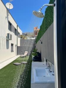 珀德垂那Villa La Vie - peacefull oasis with pool的后院设有水槽和绿色草坪