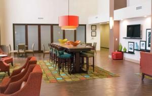 弗赖拉辛美国达拉斯/弗里斯科北球馆汉普顿套房酒店的一间带桌椅的用餐室