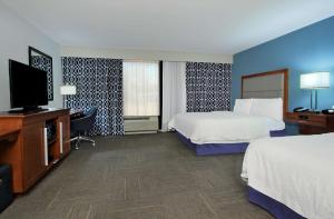 里奇兰里奇兰/南杰克逊汉普顿酒店的酒店客房设有两张床和一台平面电视。