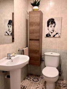 阿利坎特Suite Bonalba的浴室配有白色卫生间和盥洗盆。