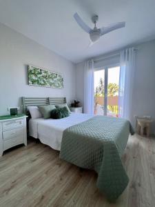阿利坎特Suite Bonalba的一间卧室配有一张床和吊扇