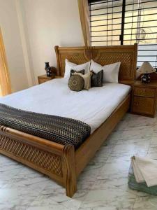 巴纳内拉斯*NEW BUILD* Luxury Holiday Home的卧室内的一张带枕头的大床