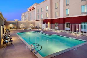 布莱斯加利福尼亚州布莱斯汉普顿酒店及套房的酒店前的游泳池