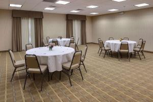 布莱斯加利福尼亚州布莱斯汉普顿酒店及套房的一间会议室,里面配有桌椅和鲜花
