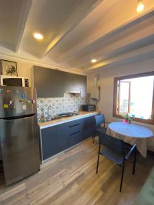 瓦尔帕莱索Oasis en Cerro Alegre的厨房配有不锈钢冰箱和桌子