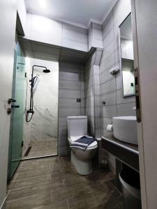 斯塔夫罗斯Villa Riviera的浴室配有卫生间、淋浴和盥洗盆。