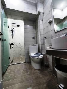 斯塔夫罗斯Villa Riviera的带淋浴、卫生间和盥洗盆的浴室