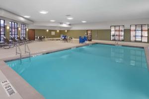 穆恩斯特曼斯特汉普顿酒店及套房的蓝色的大游泳池,位于酒店客房内