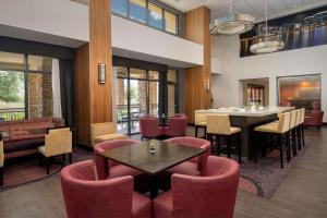 坦培凤凰城/坦培汉普顿酒店及套房的一间用餐室,配有红色的椅子和桌子