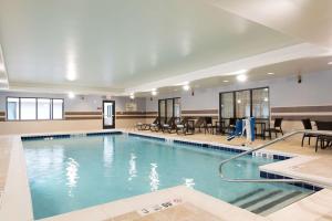 斯克内克塔迪斯克内克塔迪希尔顿逸林酒店的一个带椅子和桌子的大型游泳池