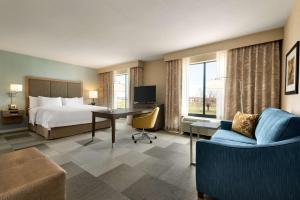 门罗梦露汉普顿套房旅馆的配有一张床和一张书桌的酒店客房
