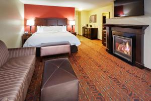 富兰克林密尔沃基/富兰克林汉普顿酒店的酒店客房配有一张床和一个壁炉。