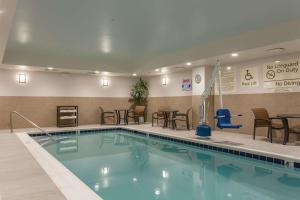 诺克斯维尔田纳西诺克斯维尔佩普米尔路汉普顿酒店的酒店客房的游泳池配有桌椅