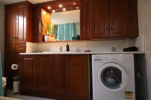 雅典Mονοκατοικία - Mεζονέτα的厨房配有洗衣机和镜子