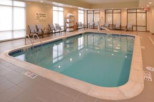 奥马哈奥马哈市中心区 - 阿克萨汉普顿酒店的酒店大堂的大型游泳池