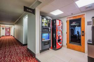 坦帕坦帕国际机场/西岸汉普顿酒店的走廊上设有2台自动售货机