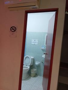 普拉亚卡门Alojamiento Ya'ax Nah的一间带卫生间的浴室和一扇门