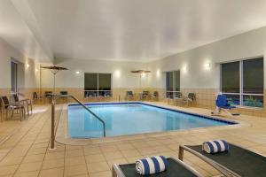 帕克斯堡汉普顿帕克市中心酒店（Hampton Inn and Suites Parkersburg Downtown）的在酒店房间的一个大型游泳池