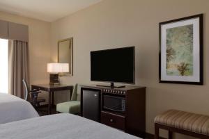 帕克斯堡汉普顿帕克市中心酒店（Hampton Inn and Suites Parkersburg Downtown）的酒店的客房配有平面电视和床。