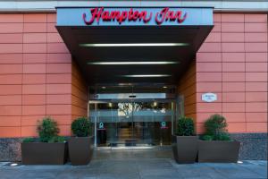 旧金山旧金山市区汉普顿酒店/会议中心的建筑一侧的汉普顿旅馆标志