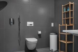 哥德堡Style Meets Location in Göteborg的带淋浴、卫生间和盥洗盆的浴室