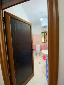 地拉那Memory Tirana Apartments的浴室设有黑色门和卫生间。