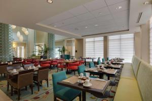 代托纳海滩代托纳海滩海滨希尔顿花园酒店的一间在房间内配有桌椅的餐厅