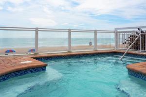 代托纳海滩代托纳海滩海滨希尔顿花园酒店的享有海滩景致的游泳池