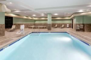 西得梅因西德梅因磨思维克欢朋酒店的在酒店房间的一个大型游泳池