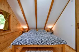 特美好Ruralna kuća za odmor RAJSKI MIR的木墙客房内的一张大床