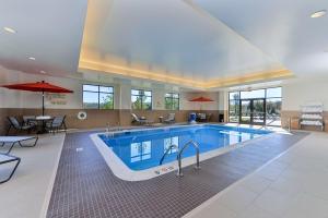 Coal Center加州大学 - 匹兹堡汉普顿酒店及套房的在酒店房间的一个大型游泳池