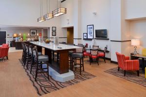Coal Center加州大学 - 匹兹堡汉普顿酒店及套房的配有桌椅的大房间