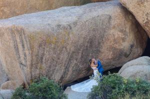 斯科茨Boulders Resort & Spa Scottsdale, Curio Collection by Hilton的一位新娘站在一块大石头前