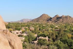 斯科茨Boulders Resort & Spa Scottsdale, Curio Collection by Hilton的沙漠中的一个村庄,有山